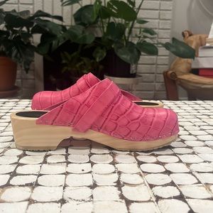 BRAND NEW PINK SWEDISH HASBEENS